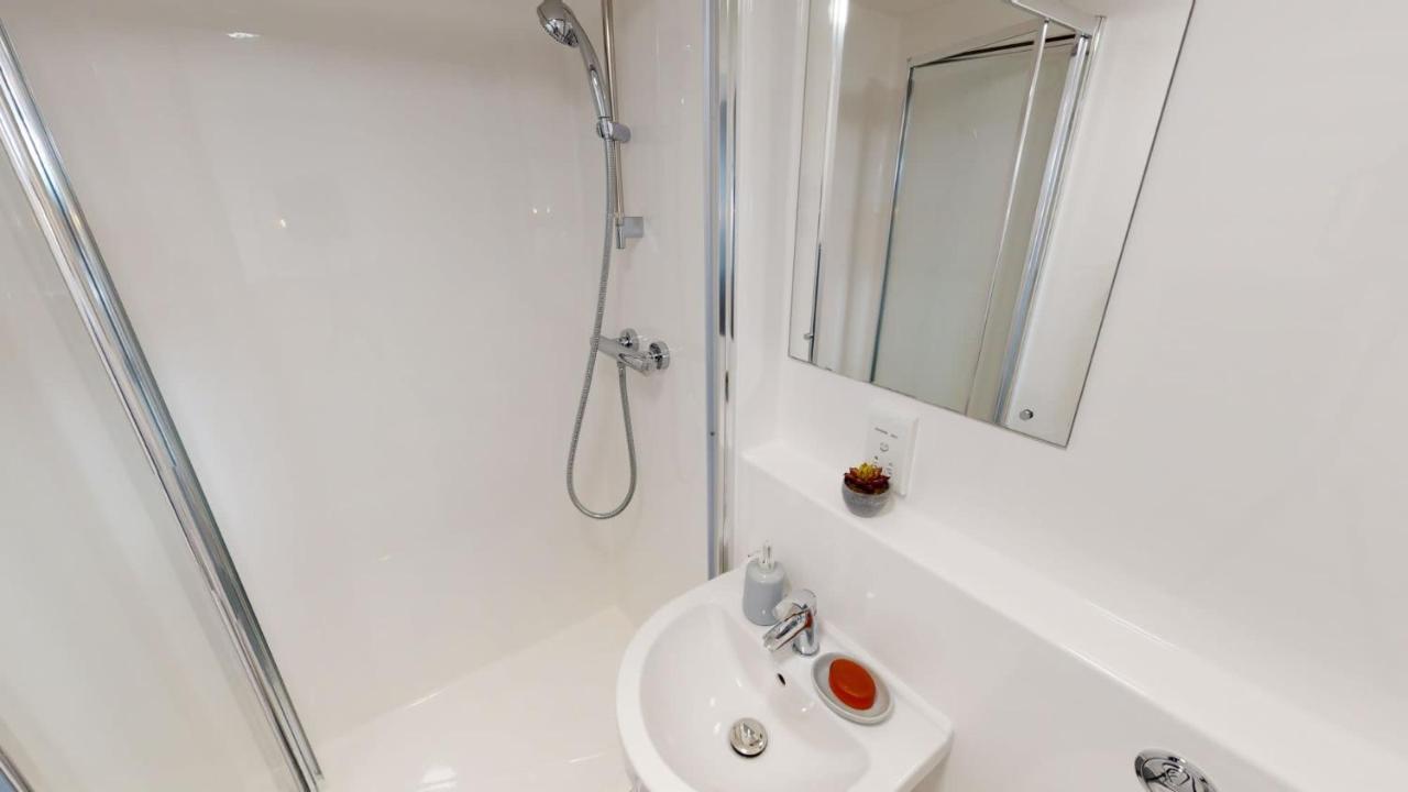 Student Only Studio Near Central London Apartemen