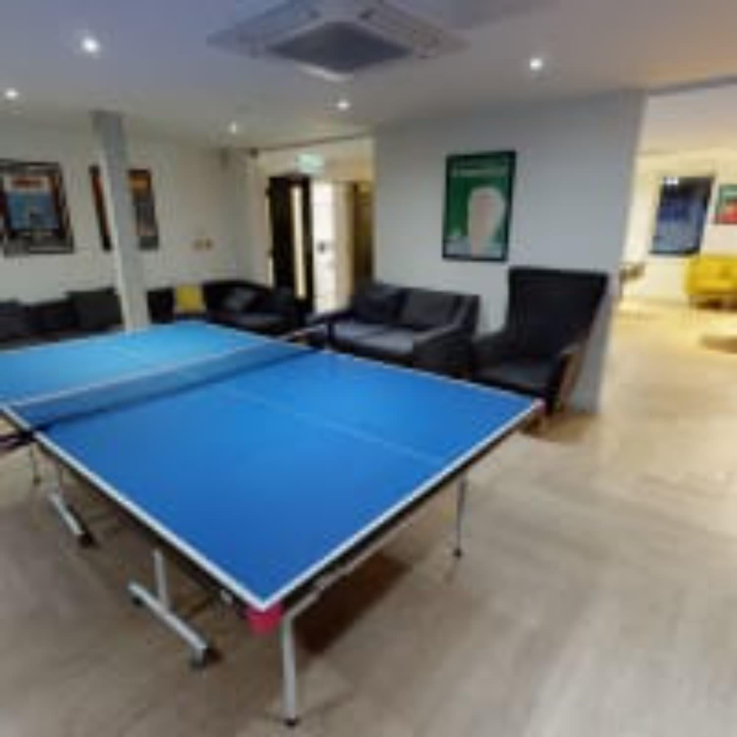 Student Only Studio Near Central London Apartemen